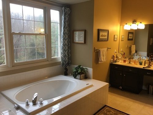 bathroom with bathtub before remodel